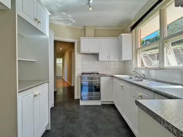 Cozy 19 Deepdene Avenue, Bellevue Heights, SA 5050 House for.