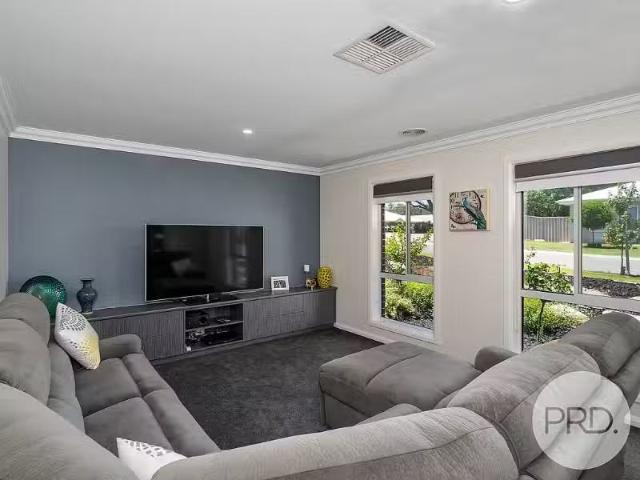 Unique 19 Kellerman Crescent, Boorooma House for rent Listed.