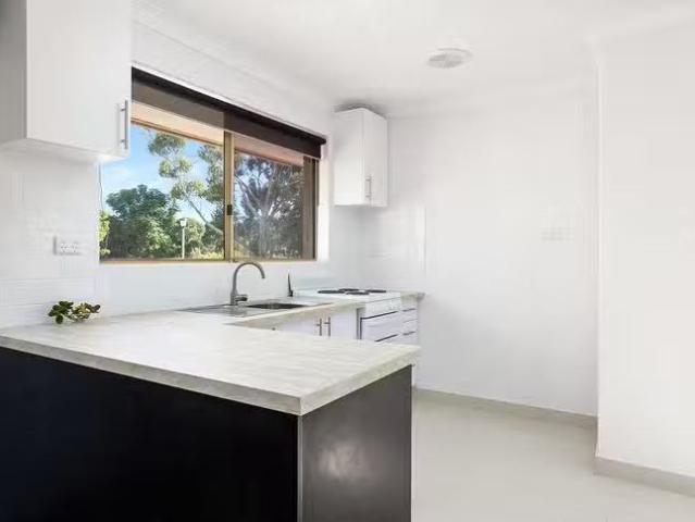 Deal! 19 Lowan Loop, Karawara, WA 6152