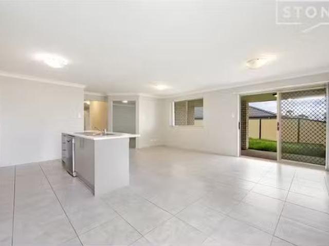 New 19 Trebbiano Drive, Cessnock House for rent Listed by Ker.