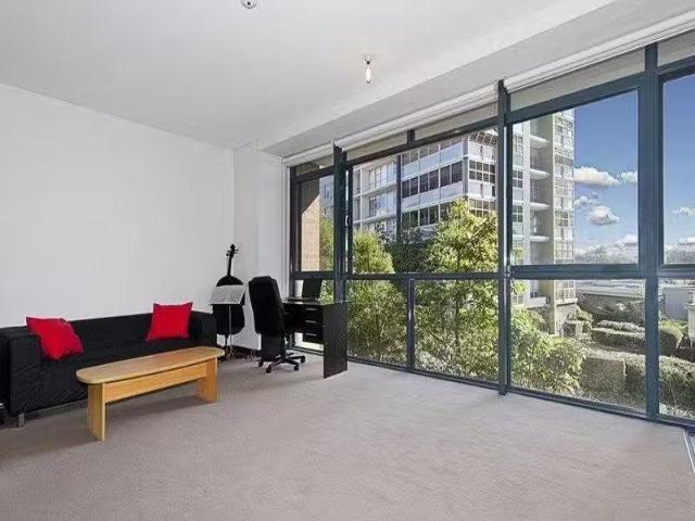 Cozy 10/10 Pyrmont Bridge Road, Camperdown Apartment for rent.