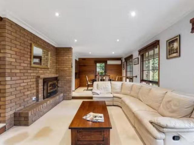 Deal! 102 Weeden Drive, Vermont South VIC 3133 House Auction