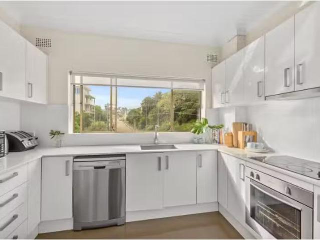 For Rent! 10/44 Military Road, NORTH BONDI Apartment for rent.