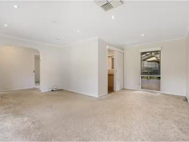 Cheap 10 Mowbray Ct, Sunbury House for rent Listed by Alec Sa.