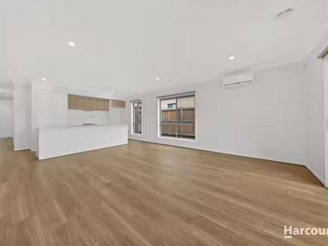 Cheap 10 Dotterel Street, BEVERIDGE, VIC 3753 House for Rent