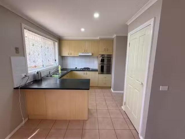 Cheap 10 Ebony Drive, Pakenham, VIC 3810