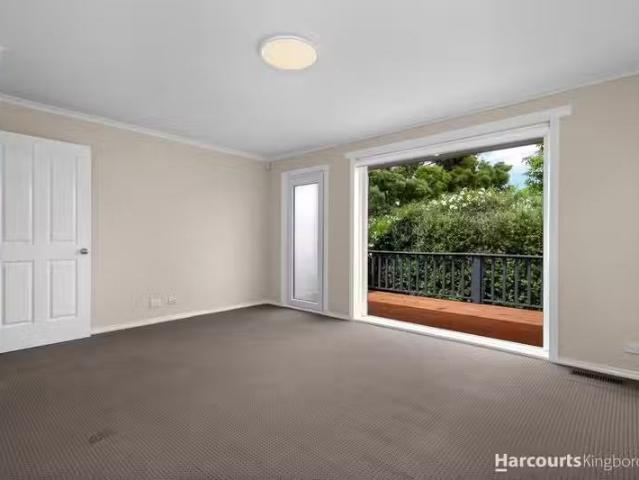 Just in! 1/117 Willowbend Road, KINGSTON, TAS 7050 Unit for.