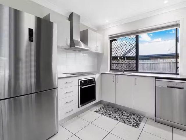Deal! 1/11 Johnstone Place, Riverview, QLD 4303