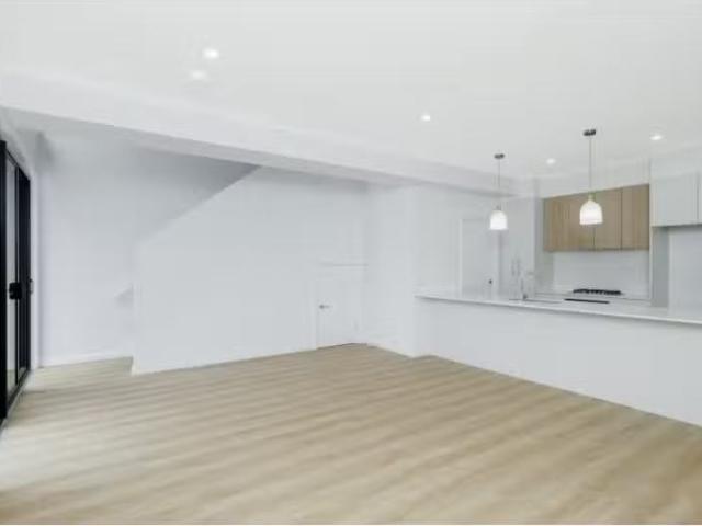 Nice 11/28 Baker Street, MAYFIELD Townhouse for rent Listed b.