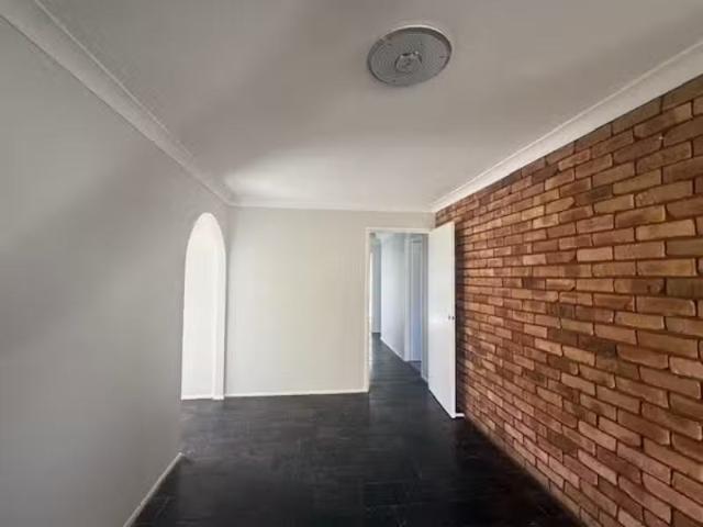 For Rent! 117 Helicia Road, Macquarie Fields House for rent L.