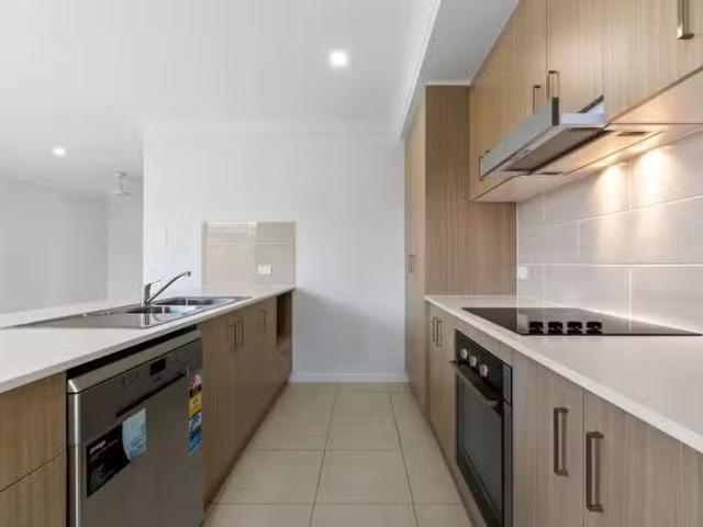 Nice 1/15 Trilogy street, GLASS HOUSE MOUNTAINS, QLD 4518 Du.