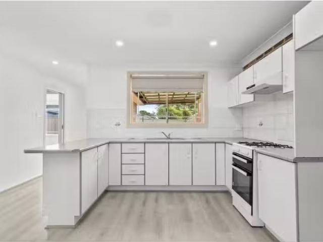 Nice 1/16 Sandpiper Close, ALBION PARK RAIL Apartment for rent.