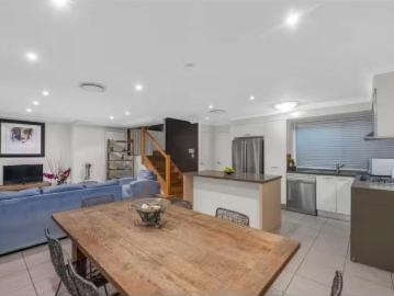 Cheap 1/18 Horsington Street, Morningside Townhouse for rent.