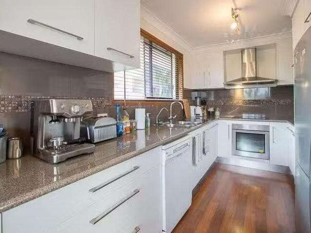 Just in! 11 Marbella Drive, Benowa, QLD 4217