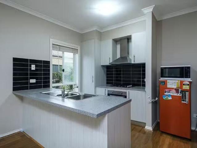 Deal! 11 Michael Place, POINT COOK, VIC 3030 House for Rent