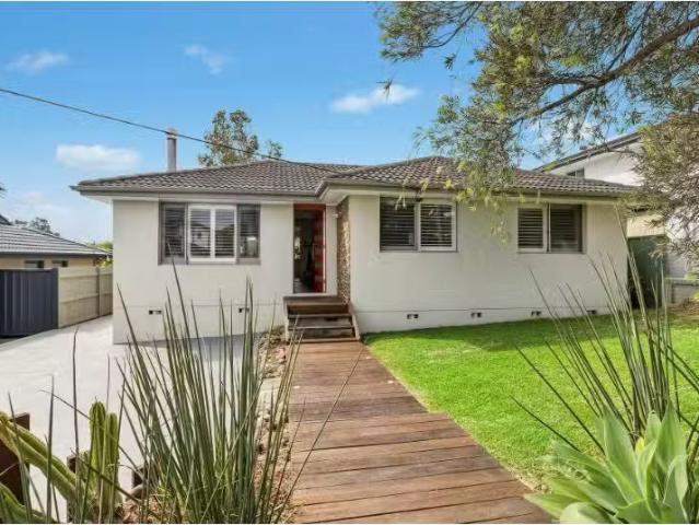 Rental! 11 Alistair Avenue, Forresters Beach House for rent L.
