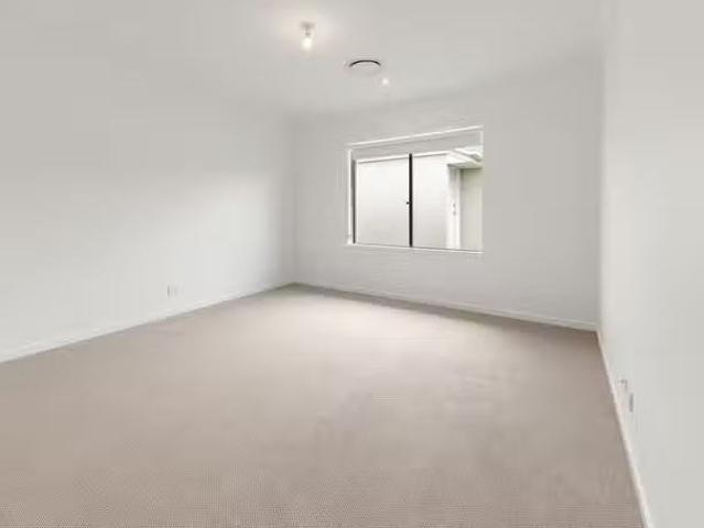 Unique 11 Paterson Road, WALLOON, QLD 4306 House for Rent