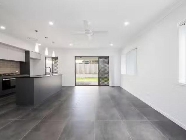 Nice 11 Rainworth Place, Doolandella, QLD 4077