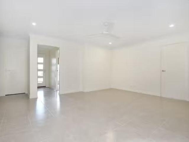Just in! 1/27 Mcinnes Crescent, Glenvale, QLD 4350
