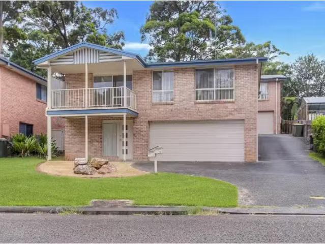 Unique 1/26B Waniora Parkway, Port Macquarie Townhouse for ren.