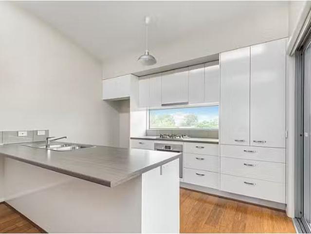For Rent! 1/28 Bayne Street, North Bendigo Townhouse for rent.