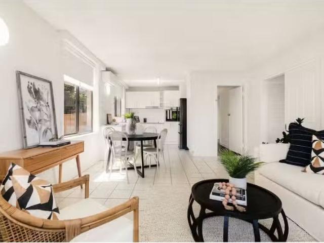 Unique 1/2 Arncliffe Avenue, Port Macquarie Apartment for rent.