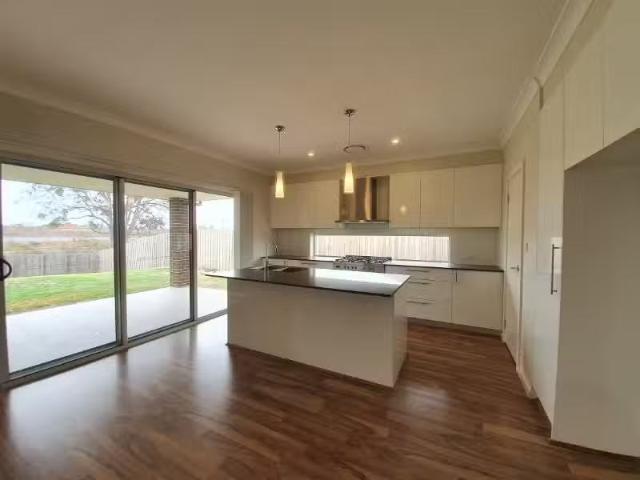 Cheap 12 Balmoral Rise, WILTON House for rent Listed by Jason.