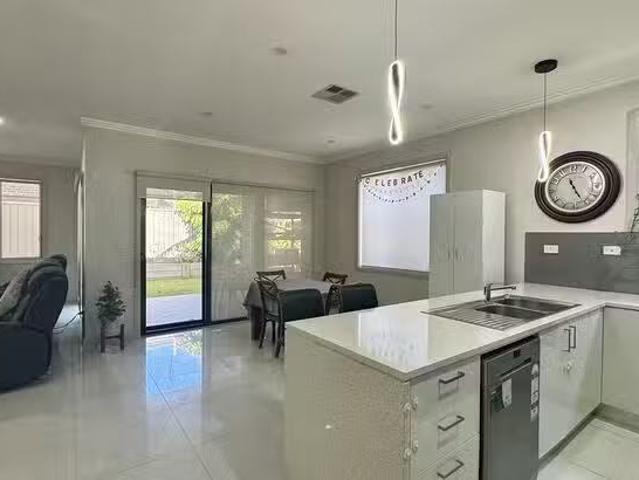 Deal! 12 Cottonwood Avenue, Jordan Springs, NSW 2747