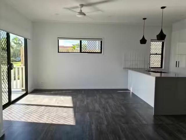Unique 1/33 Henderson Road, Everton Hills, QLD 4053