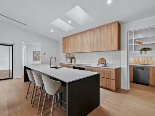 Deal! 138 Oakdean Boulevard, Ocean Grove VIC 3226 House For.