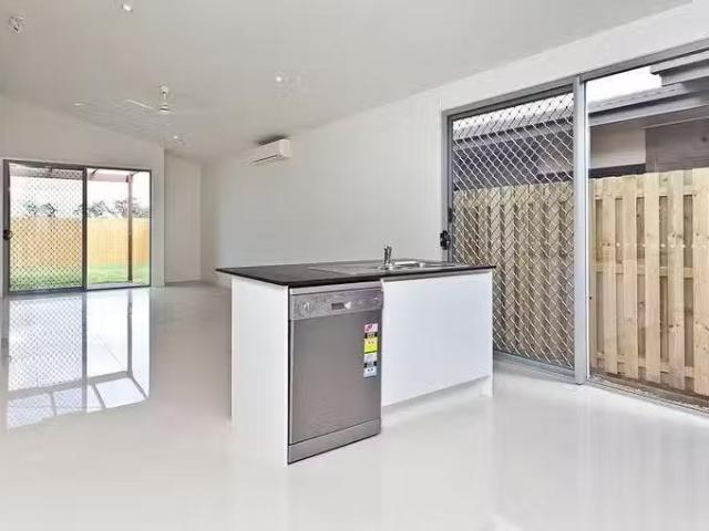 Unique 13 Manhattan Crescent, North Lakes, QLD 4509