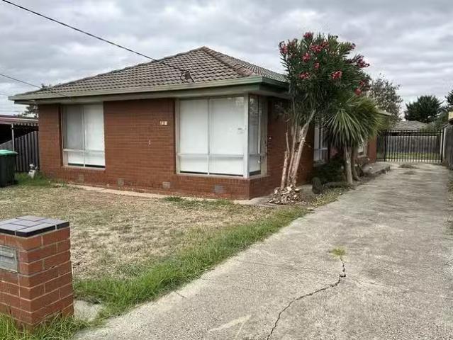 Deal! 13 Clover Avenue, St Albans, VIC 3021
