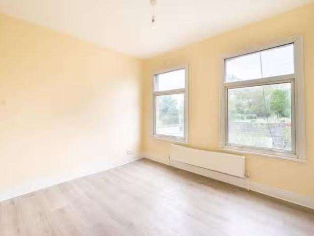 Cozy 1 BA 3 bedroom maisonette for rent in Carshalton Road, Mi.