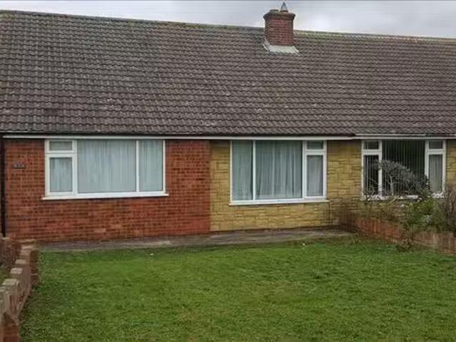 Cheap 1 BA 3 bedroom bungalow for rent in St Michaels Close, C.
