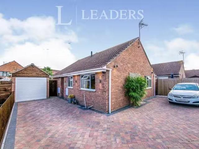 Rental! 1 BA 3 bedroom bungalow for rent in Stanmore Close, Cl.
