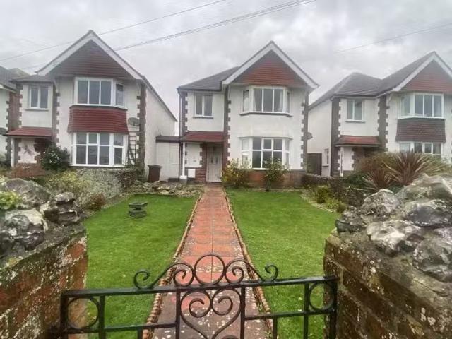 Unique 1 BA 3 bedroom detached house for rent in Windmill Clos.