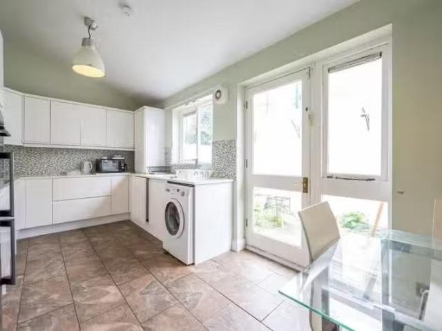 Rental! 1 BA 3 bedroom flat for rent in Cleveland Way, Stepney.