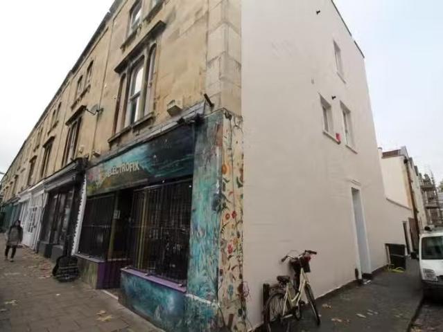 Deal! 1 BA 3 bedroom flat for rent in Alma Vale Road, Bristol.