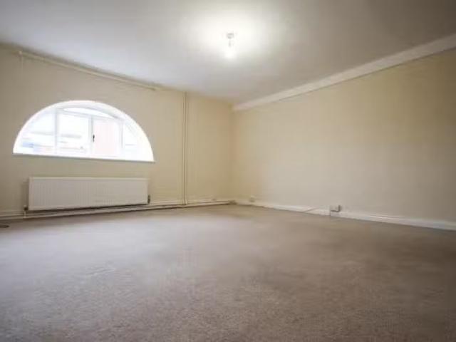 Rental! 1 BA 3 bedroom flat for rent in Great North Road, Hatf.