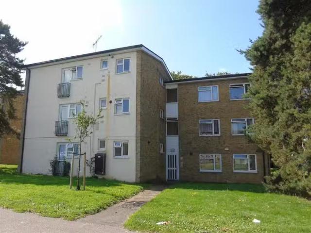 Cheap 1 BA 3 bedroom flat for rent in Grove Mead, Hatfield, AL10