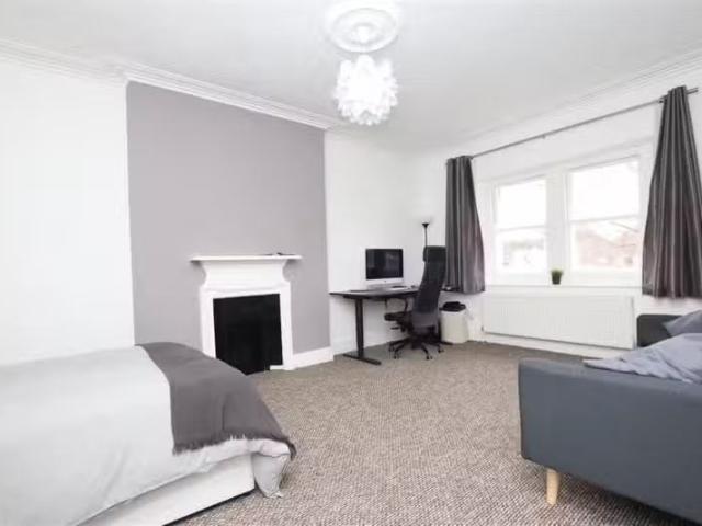 Deal! 1 BA 3 bedroom flat for rent in Downleaze, Stoke Bishop.