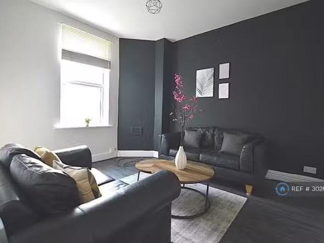 Deal! 1 BA 3 bedroom flat for rent in Otley Road, Leeds, LS16