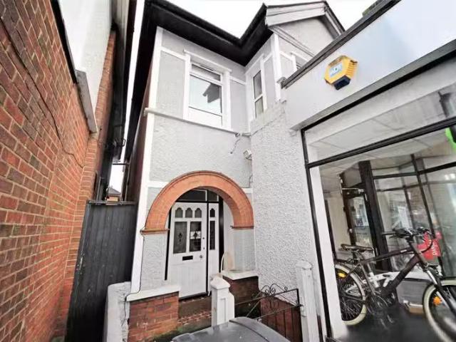 Cozy 1 BA 3 bedroom flat for rent in Wimborne Road, Winton, Bo.