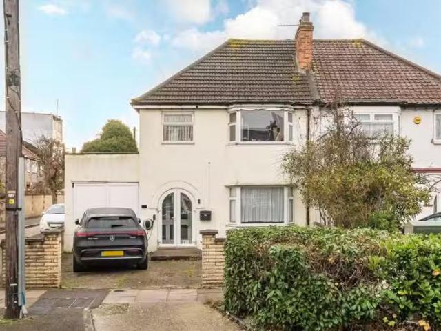 For Rent! 1 BA 3 bedroom house for rent in Manor Road, Mitcham.