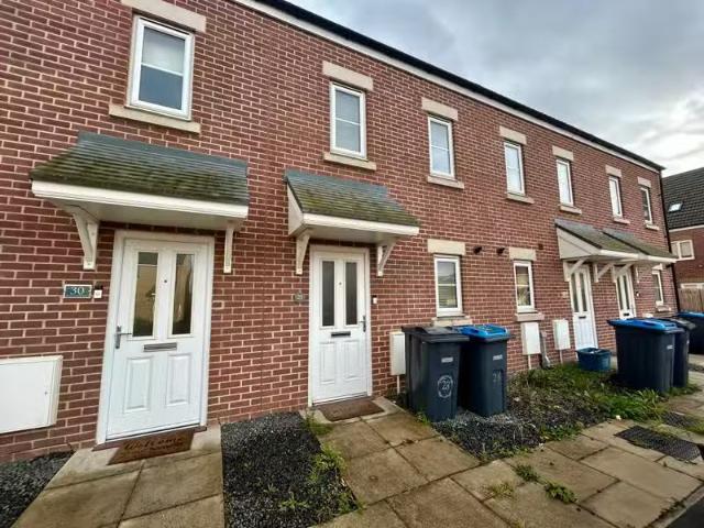 Nice 1 BA 3 bedroom house for rent in Runnymede Way, Northalle.