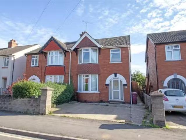 Cozy 1 BA 3 bedroom semi detached house for rent in Cole Stree.