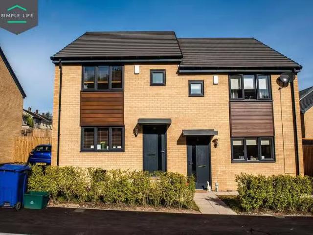 Cozy 1 BA 3 bedroom semi detached house for rent in Castlemilk.