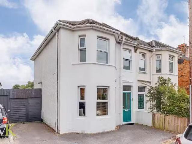 Nice 1 BA 3 bedroom semi detached house for rent in Curzon Roa.