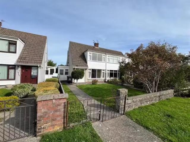 Charming 1 BA 3 bedroom semi detached house for rent in Baytre.