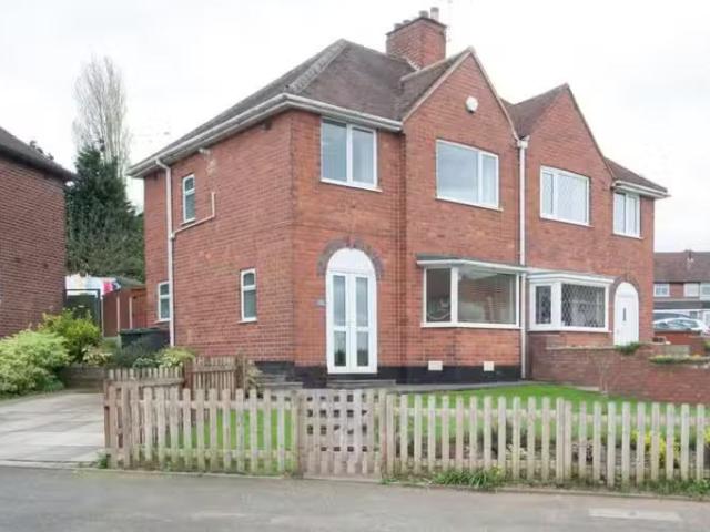 Rental! 1 BA 3 bedroom semi detached house for rent in Bracken.